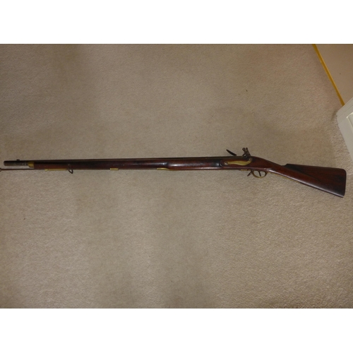 343 - A FLINTLOCK MUSKET, 98CM BARREL, WOODEN STOCK WITH BRASS MOUNTS, LENGTH 141CM