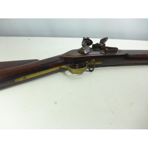 343 - A FLINTLOCK MUSKET, 98CM BARREL, WOODEN STOCK WITH BRASS MOUNTS, LENGTH 141CM