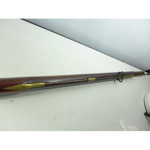 343 - A FLINTLOCK MUSKET, 98CM BARREL, WOODEN STOCK WITH BRASS MOUNTS, LENGTH 141CM