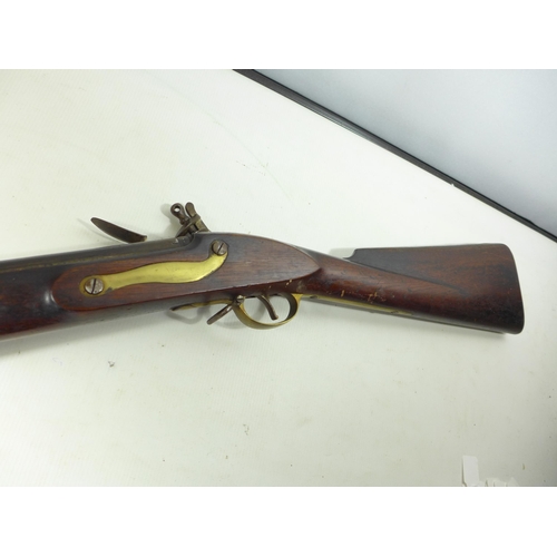 343 - A FLINTLOCK MUSKET, 98CM BARREL, WOODEN STOCK WITH BRASS MOUNTS, LENGTH 141CM