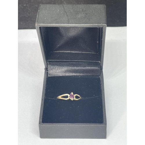 505 - A 14 CARAT GOLD RING WITH A SINGLE PURPLE STONE SIZE M/N IN A PRESENTATION BOX