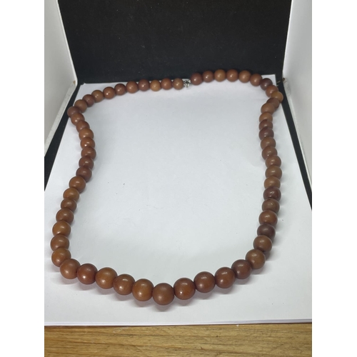 522 - AN AMBER NECKLACE