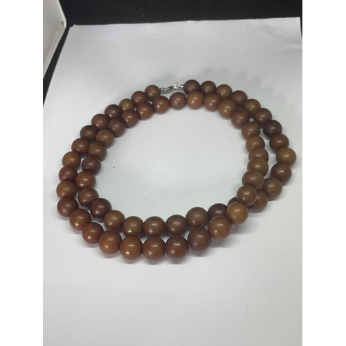 522 - AN AMBER NECKLACE