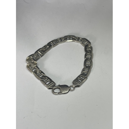 535 - A MARKED SILVER HEAVY CURB LINK BRACELET