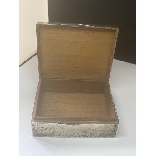 542 - A HALLMARKED 1917 BIRMINGHAM SILVER CIGARETTE BOX BY WILLIAM HUTTON ANS SONS WITH A WOOD LINING