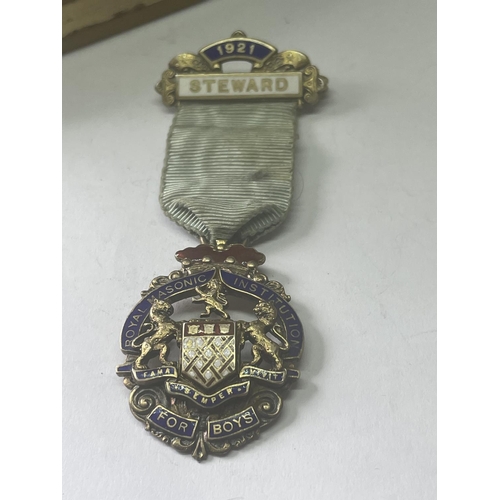 550 - A HALLMARKED SILVER BIRMINIGHAM 1921 MASONIC MEDAL COMPLETE WITH RIBBON AND PRESENTATION BOX