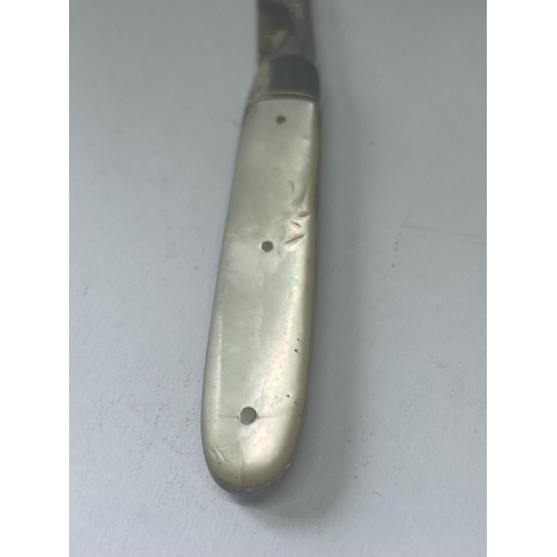 551 - A HALLMARKED SHEFFIELD SILVER FRUIT KNIFE WITH MOTHER OF PEARL HANDLE