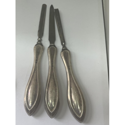 552 - A HALLMARKED BIRMINGHAM SILVER HANDLED LADIES MANICURE SET