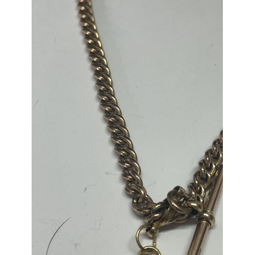 565 - A GOLD PLATED DOUBLE ALBERT WTACH CHAIN WITH T BAR AND FOB