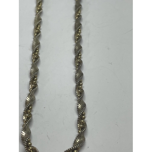 567 - AN ORNATE MARKED SILVER AND GILT NECKLACE