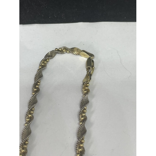 567 - AN ORNATE MARKED SILVER AND GILT NECKLACE