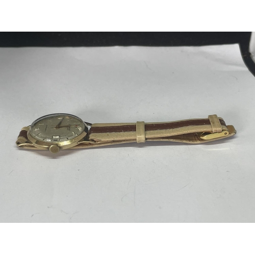 573 - A GENTS ACCURIST 9 CARAT GOLD WRISTWATCH