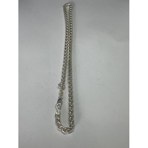 581 - A MARKED SILVER NECKLACE