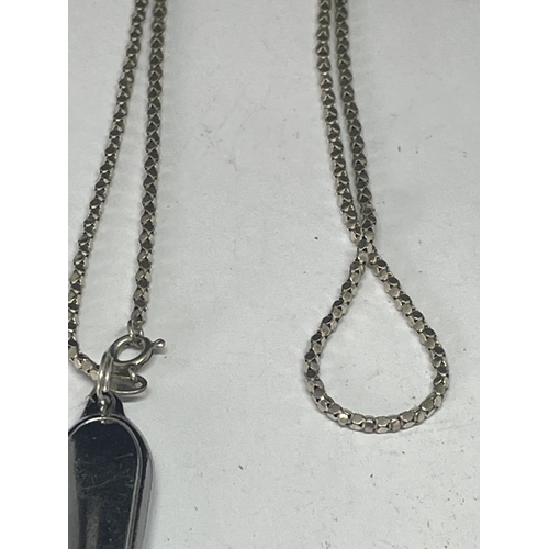 591 - A MARKED SILVER NECKLACE WITH A MAGNIFYING GLASS