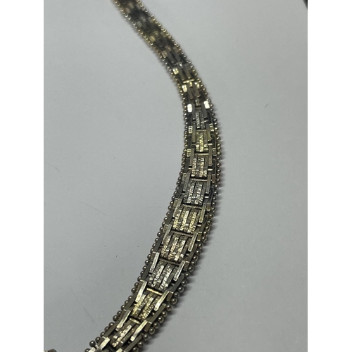 595 - A SILVER GILT NECKLACE AND BRACELET