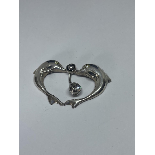 600 - A MARKED SILVER BELLY BUTTON BAR WITH A DOLPHIN DESIGN