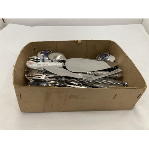 124 - A BOX OF CUTLERY TO INCLUDE A N.G.F. STOKE 1986 CAKE KNIFE, TEASPOONS, KNIVES, FORKS, LARGE SERVING ... 