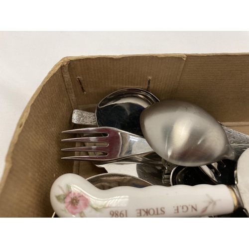 124 - A BOX OF CUTLERY TO INCLUDE A N.G.F. STOKE 1986 CAKE KNIFE, TEASPOONS, KNIVES, FORKS, LARGE SERVING ... 