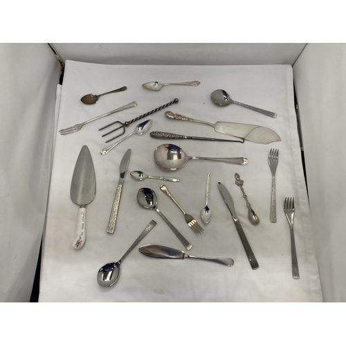 124 - A BOX OF CUTLERY TO INCLUDE A N.G.F. STOKE 1986 CAKE KNIFE, TEASPOONS, KNIVES, FORKS, LARGE SERVING ... 