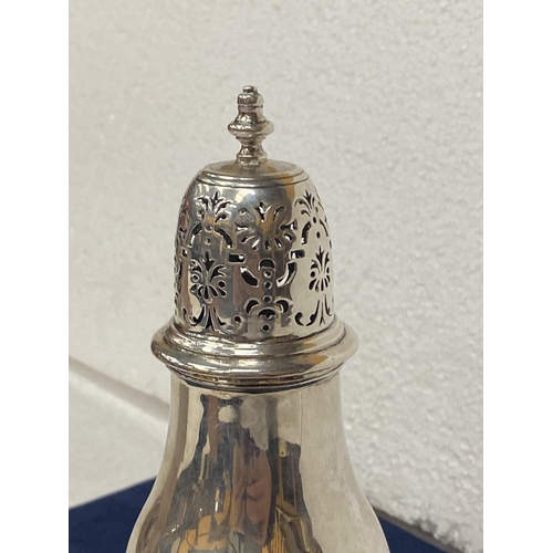 10 - A HALLMARKED SILVER SUGAR SHAKER 260G (HEIGHT 17CM)