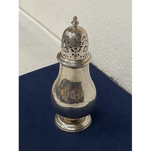 10 - A HALLMARKED SILVER SUGAR SHAKER 260G (HEIGHT 17CM)