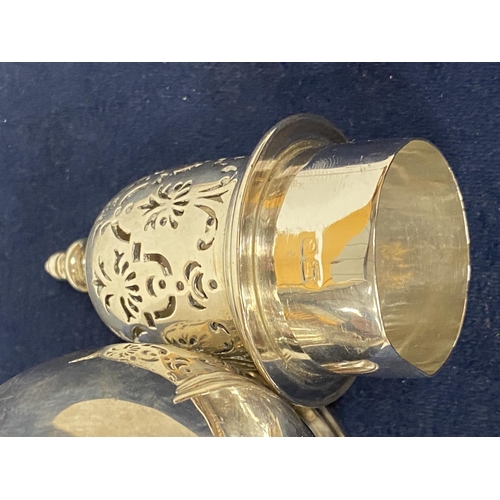 10 - A HALLMARKED SILVER SUGAR SHAKER 260G (HEIGHT 17CM)