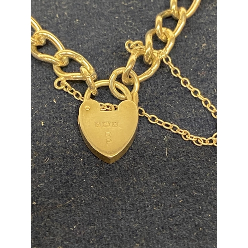 555 - A HALLMARKED SILVER BRACELET WITH A HALLMARKED HEART SHAPED LOCK ON A CURB LINK BRACELET