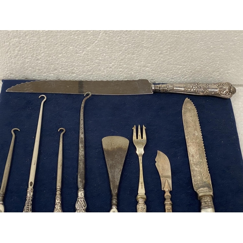 558 - A COLLECTION OF HALLMARKED SILVER HANDLED ITEMS TO INCLUDE BUTTON HOOKS, SHOE HORN, KNIFE, ETC