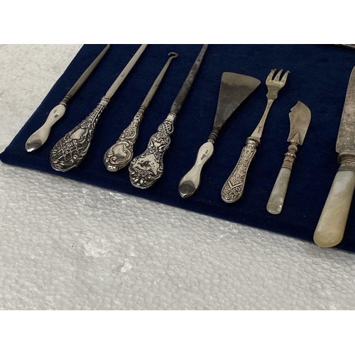 558 - A COLLECTION OF HALLMARKED SILVER HANDLED ITEMS TO INCLUDE BUTTON HOOKS, SHOE HORN, KNIFE, ETC