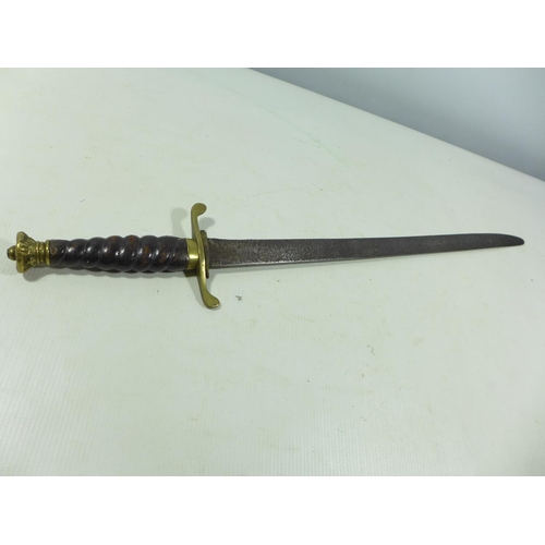 355 - A 19TH CENTURY SHORT SWORD, 46CM BLADE, BRASS MOUNTS, LEATHER GRIP