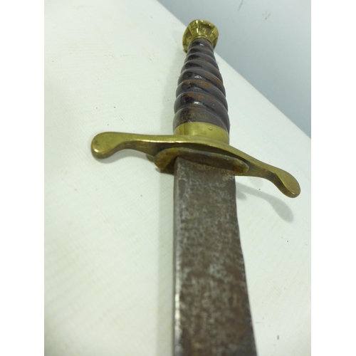 355 - A 19TH CENTURY SHORT SWORD, 46CM BLADE, BRASS MOUNTS, LEATHER GRIP