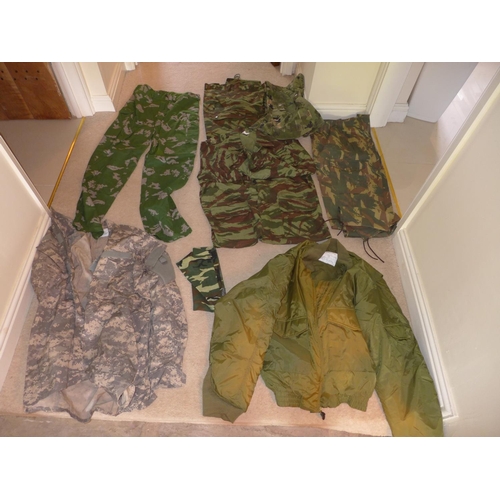 376 - A LARGE COLLECTION OF MILITARY/SHOOTING/FISHING CLOTHING TO INCLUDE A MILITARY HELICOPTER JACKET, CA... 