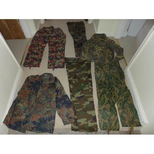 376 - A LARGE COLLECTION OF MILITARY/SHOOTING/FISHING CLOTHING TO INCLUDE A MILITARY HELICOPTER JACKET, CA... 