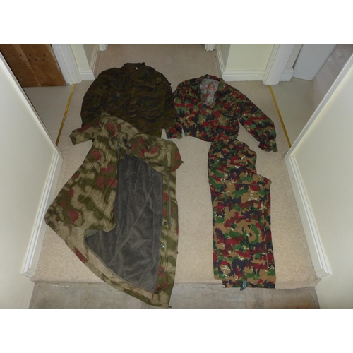 376 - A LARGE COLLECTION OF MILITARY/SHOOTING/FISHING CLOTHING TO INCLUDE A MILITARY HELICOPTER JACKET, CA... 