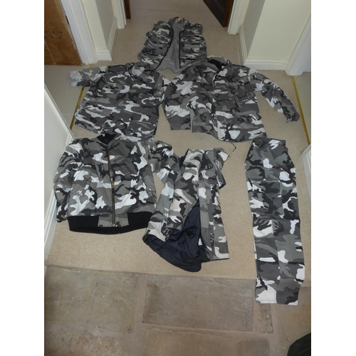 383 - A COLLECTION OF MILITARY/SHOOTING/FISHING COLD WEATHER CAMOUFLAGE CLOTHING AND A KIT BAG