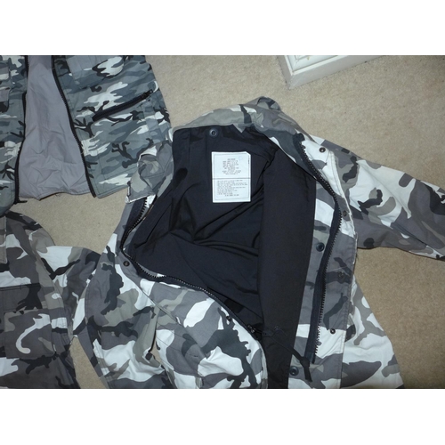 383 - A COLLECTION OF MILITARY/SHOOTING/FISHING COLD WEATHER CAMOUFLAGE CLOTHING AND A KIT BAG