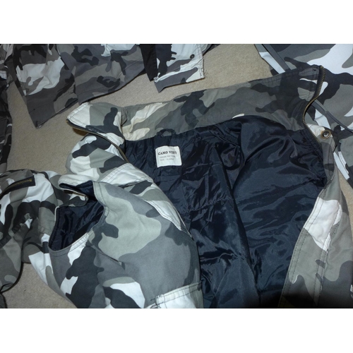 383 - A COLLECTION OF MILITARY/SHOOTING/FISHING COLD WEATHER CAMOUFLAGE CLOTHING AND A KIT BAG