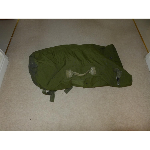 383 - A COLLECTION OF MILITARY/SHOOTING/FISHING COLD WEATHER CAMOUFLAGE CLOTHING AND A KIT BAG