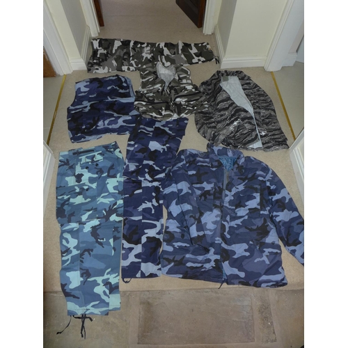 385 - A COLLECTION OF MILITARY/SHOOTING/FISHING COLD WEATHER CAMOUFLAGE UNIFORMS