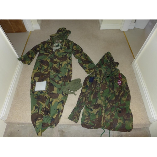 388 - A MILITARY COAT WITH PEGASUS PARA BADGE, PARACHUTE SHOULDER TAB AND AN ALL IN ONE SUIT (2)