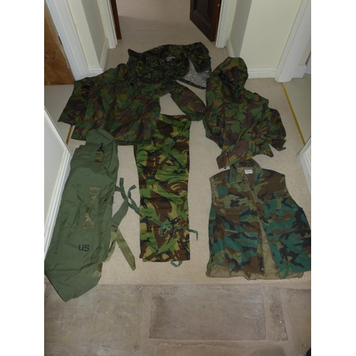 389 - A LARGE COLLECTION OF MILITARY/SHOOTING/FISHING CAMOUFLAGE UNIFORMS AND A U.S. KIT BAG