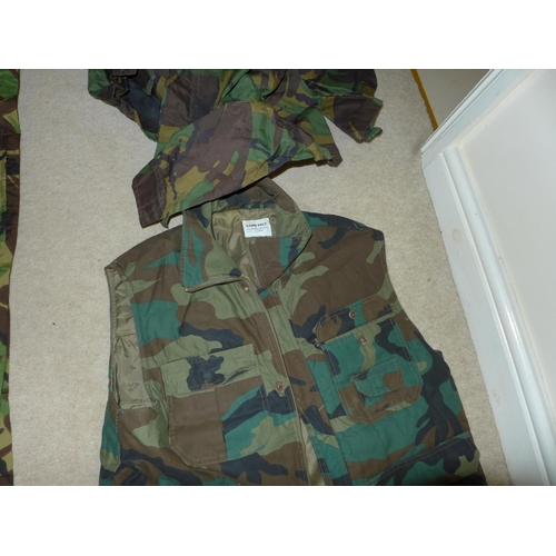 389 - A LARGE COLLECTION OF MILITARY/SHOOTING/FISHING CAMOUFLAGE UNIFORMS AND A U.S. KIT BAG