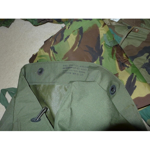 389 - A LARGE COLLECTION OF MILITARY/SHOOTING/FISHING CAMOUFLAGE UNIFORMS AND A U.S. KIT BAG