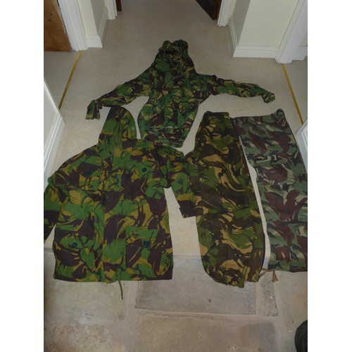 389 - A LARGE COLLECTION OF MILITARY/SHOOTING/FISHING CAMOUFLAGE UNIFORMS AND A U.S. KIT BAG