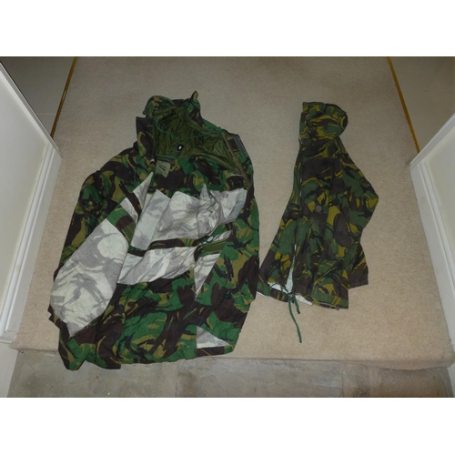 389 - A LARGE COLLECTION OF MILITARY/SHOOTING/FISHING CAMOUFLAGE UNIFORMS AND A U.S. KIT BAG