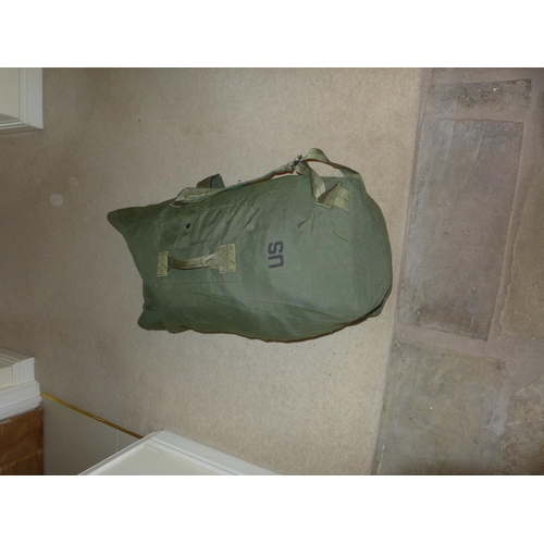 389 - A LARGE COLLECTION OF MILITARY/SHOOTING/FISHING CAMOUFLAGE UNIFORMS AND A U.S. KIT BAG