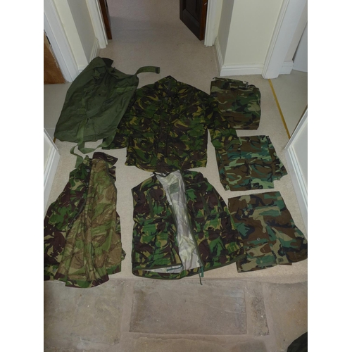 391 - A LARGE COLLECTION OF MILITARY/SHOOTING/FISHING CAMOUFLAGE UNIFORMS TO INCLUDE U.S. ARMY WITH DELTA ... 