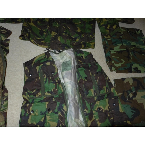 391 - A LARGE COLLECTION OF MILITARY/SHOOTING/FISHING CAMOUFLAGE UNIFORMS TO INCLUDE U.S. ARMY WITH DELTA ... 