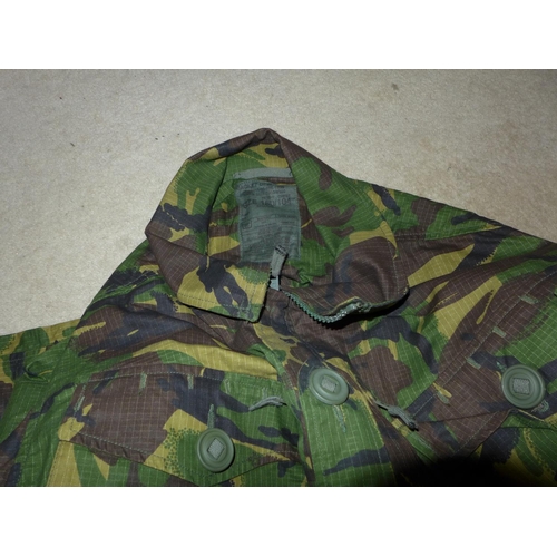 391 - A LARGE COLLECTION OF MILITARY/SHOOTING/FISHING CAMOUFLAGE UNIFORMS TO INCLUDE U.S. ARMY WITH DELTA ... 