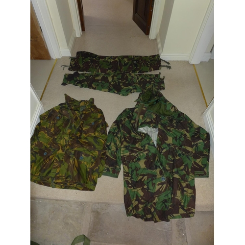 391 - A LARGE COLLECTION OF MILITARY/SHOOTING/FISHING CAMOUFLAGE UNIFORMS TO INCLUDE U.S. ARMY WITH DELTA ... 